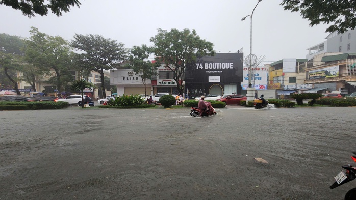 Mưa xối xả, nhiều tuyến đường bị ngập sâu ở Quảng Trị- Ảnh 8. Mưa xối xả, nhiều tuyến đường bị ngập sâu ở Quảng Trị- Ảnh 8.