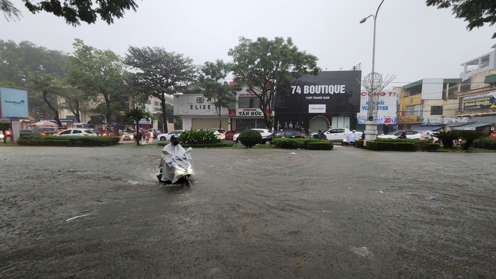 Mưa xối xả, nhiều tuyến đường bị ngập sâu ở Quảng Trị- Ảnh 3. Mưa xối xả, nhiều tuyến đường bị ngập sâu ở Quảng Trị- Ảnh 3.