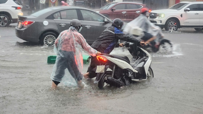 Mưa xối xả, nhiều tuyến đường bị ngập sâu ở Quảng Trị- Ảnh 7. Mưa xối xả, nhiều tuyến đường bị ngập sâu ở Quảng Trị- Ảnh 7.