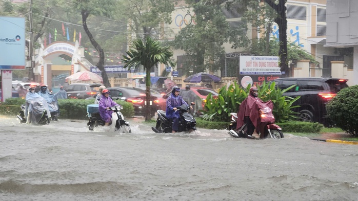 Mưa xối xả, nhiều tuyến đường bị ngập sâu ở Quảng Trị- Ảnh 1. Mưa xối xả, nhiều tuyến đường bị ngập sâu ở Quảng Trị- Ảnh 1.