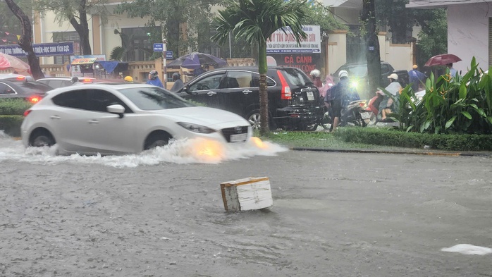 Mưa xối xả, nhiều tuyến đường bị ngập sâu ở Quảng Trị- Ảnh 6. Mưa xối xả, nhiều tuyến đường bị ngập sâu ở Quảng Trị- Ảnh 6.