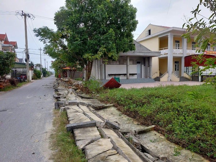 Hàng rào trường học ở Quảng Bình bất ngờ đổ sập- Ảnh 1. Hàng rào trường học ở Quảng Bình bất ngờ đổ sập- Ảnh 1.