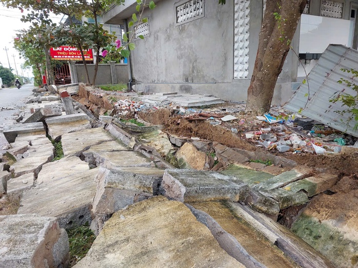 Hàng rào trường học ở Quảng Bình bất ngờ đổ sập- Ảnh 2. Hàng rào trường học ở Quảng Bình bất ngờ đổ sập- Ảnh 2.