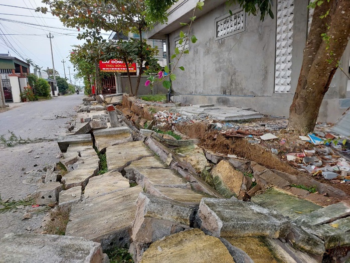 Hàng rào trường học ở Quảng Bình bất ngờ đổ sập- Ảnh 4. Hàng rào trường học ở Quảng Bình bất ngờ đổ sập- Ảnh 4.
