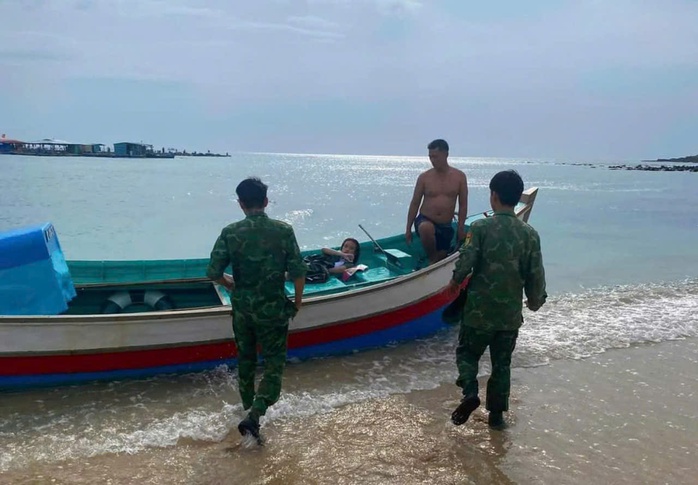 Xót xa đón thi thể du khách chèo sup gặp nạn ở biển Phú Quý- Ảnh 4. Xót xa đón thi thể du khách chèo sup gặp nạn ở biển Phú Quý- Ảnh 4.
