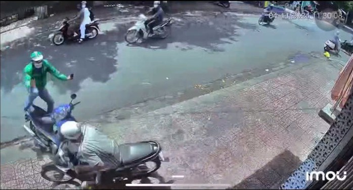 CLIP: Tài xế xe công nghệ dũng cảm bắt tên trộm xe máy trên phố- Ảnh 1. CLIP: Tài xế xe công nghệ dũng cảm bắt tên trộm xe máy trên phố- Ảnh 1.