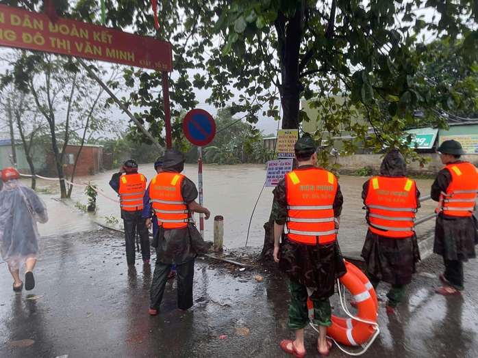 Nóng: Nước đổ như thác, đá rơi xuống đường trên bán đảo Sơn Trà- Ảnh 1. Nóng: Nước đổ như thác, đá rơi xuống đường trên bán đảo Sơn Trà- Ảnh 1.
