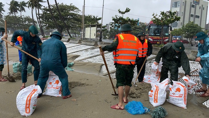 Nóng: Nước đổ như thác, đá rơi xuống đường trên bán đảo Sơn Trà- Ảnh 2. Nóng: Nước đổ như thác, đá rơi xuống đường trên bán đảo Sơn Trà- Ảnh 2.