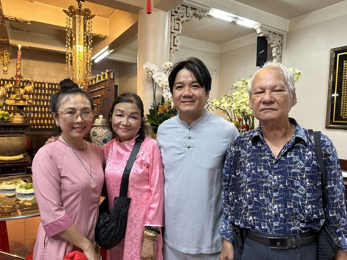 Đông đảo nghệ sĩ dự Giỗ "sầu nữ" Út Bạch Lan- Ảnh 3. Đông đảo nghệ sĩ dự Giỗ "sầu nữ" Út Bạch Lan- Ảnh 3.