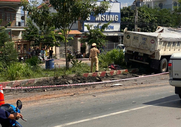Xe ben tông hàng loạt xe chờ đèn đỏ vì... hệ thống phanh không hoạt động!- Ảnh 1. Xe ben tông hàng loạt xe chờ đèn đỏ vì... hệ thống phanh không hoạt động!- Ảnh 1.