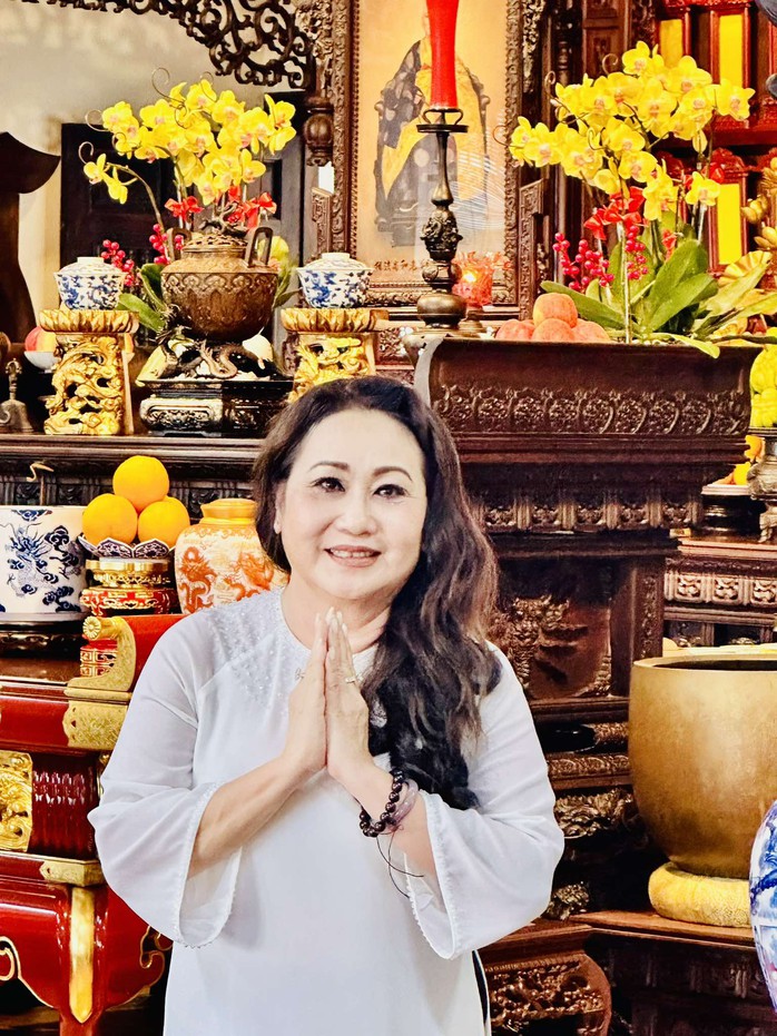 Đông đảo nghệ sĩ dự Giỗ "sầu nữ" Út Bạch Lan- Ảnh 2. Đông đảo nghệ sĩ dự Giỗ "sầu nữ" Út Bạch Lan- Ảnh 2.