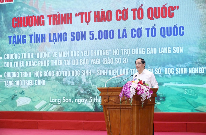 Trao tặng 5.000 lá cờ Tổ quốc tại Lạng Sơn- Ảnh 16. Trao tặng 5.000 lá cờ Tổ quốc tại Lạng Sơn- Ảnh 16.