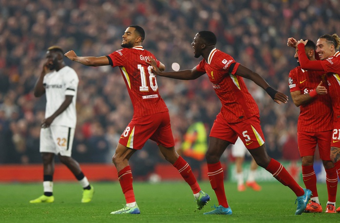 Thắng đậm Leverkusen, Liverpool lên ngôi đầu bảng Champions League- Ảnh 5. Thắng đậm Leverkusen, Liverpool lên ngôi đầu bảng Champions League- Ảnh 5.