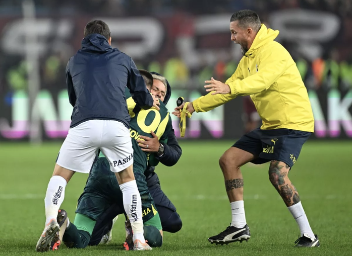 Fenerbahce thắng trận, Jose Mourinho đăng clip mắng trọng tài là "trẻ con"- Ảnh 4. Fenerbahce thắng trận, Jose Mourinho đăng clip mắng trọng tài là "trẻ con"- Ảnh 4.