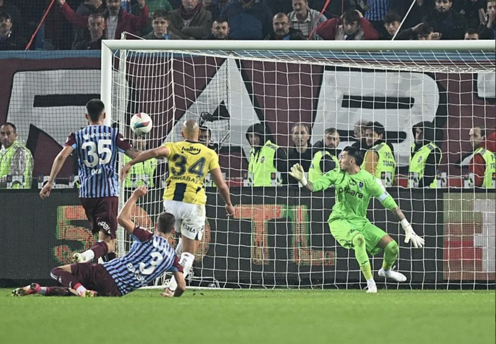 Fenerbahce thắng trận, Jose Mourinho đăng clip mắng trọng tài là "trẻ con"- Ảnh 3. Fenerbahce thắng trận, Jose Mourinho đăng clip mắng trọng tài là "trẻ con"- Ảnh 3.