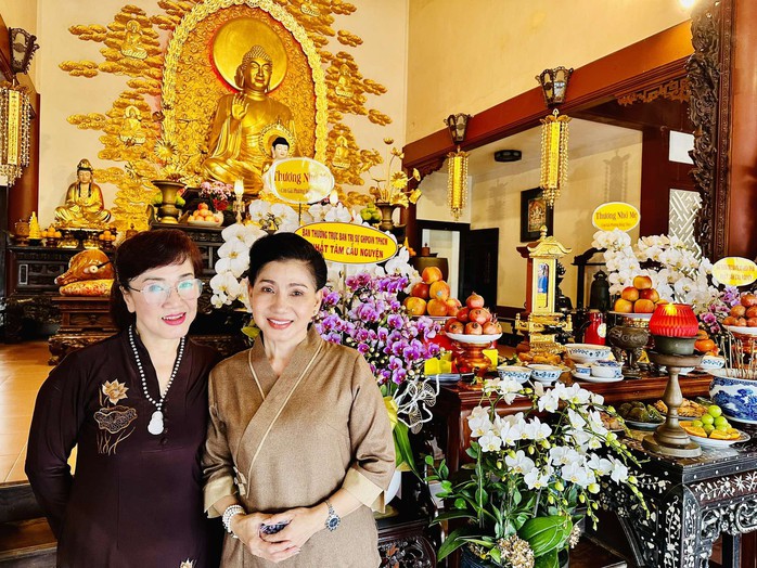 Đông đảo nghệ sĩ dự Giỗ "sầu nữ" Út Bạch Lan- Ảnh 1. Đông đảo nghệ sĩ dự Giỗ "sầu nữ" Út Bạch Lan- Ảnh 1.