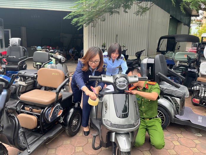 Thu giữ 25 xe điện 3 bánh và 4 bánh thuộc diện cấm lưu thông- Ảnh 1. Thu giữ 25 xe điện 3 bánh và 4 bánh thuộc diện cấm lưu thông- Ảnh 1.