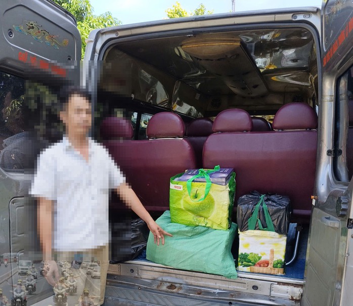 Kiểm tra xe khách nghi vấn, phát hiện thuốc lá nhập lậu- Ảnh 1. Kiểm tra xe khách nghi vấn, phát hiện thuốc lá nhập lậu- Ảnh 1.