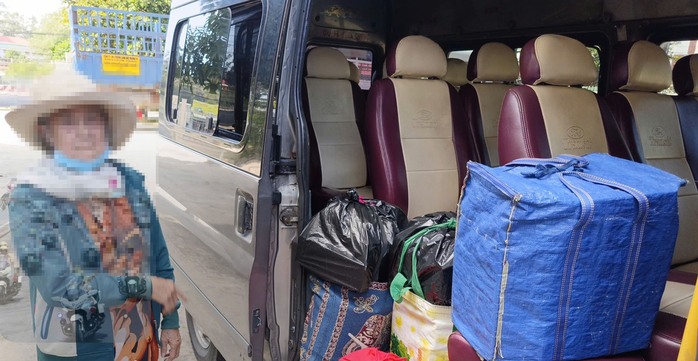 Kiểm tra xe khách nghi vấn, phát hiện thuốc lá nhập lậu- Ảnh 2. Kiểm tra xe khách nghi vấn, phát hiện thuốc lá nhập lậu- Ảnh 2.