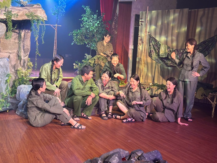 Sân khấu Trịnh Kim Chi ra mắt vở "Ngày ấy Cổng Trời"- Ảnh 1. Sân khấu Trịnh Kim Chi ra mắt vở "Ngày ấy Cổng Trời"- Ảnh 1.