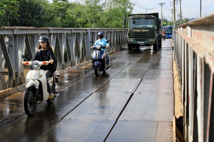 Cầu sắt Tăng Long rung bần bật, phát ra tiếng kêu rất lớn- Ảnh 7. Cầu sắt Tăng Long rung bần bật, phát ra tiếng kêu rất lớn- Ảnh 7.
