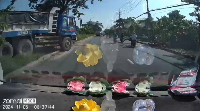 TP HCM: Xe ben ngông cuồng cán qua dải phân cách để chuyển làn- Ảnh 1. TP HCM: Xe ben ngông cuồng cán qua dải phân cách để chuyển làn- Ảnh 1.