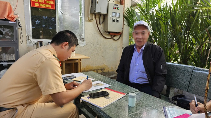 Sa thải, tước bằng lái tài xế xe buýt vượt đèn đỏ - Ảnh 1. Sa thải, tước bằng lái tài xế xe buýt vượt đèn đỏ - Ảnh 1.