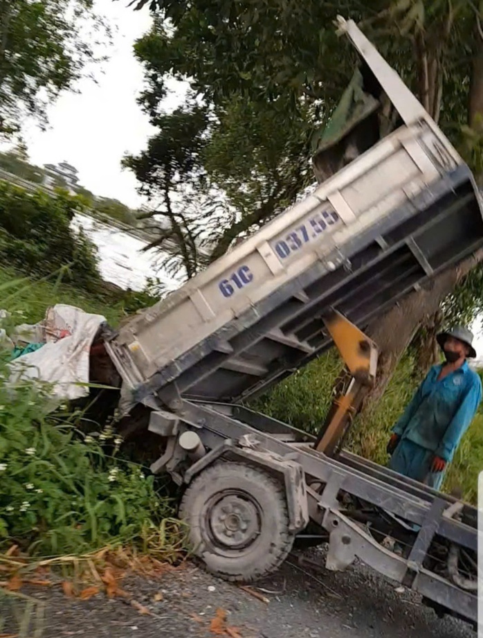 Dân bức xúc trước cảnh rác ngổn ngang dưới chân cầu Bình Phước 1- Ảnh 2. Dân bức xúc trước cảnh rác ngổn ngang dưới chân cầu Bình Phước 1- Ảnh 2.