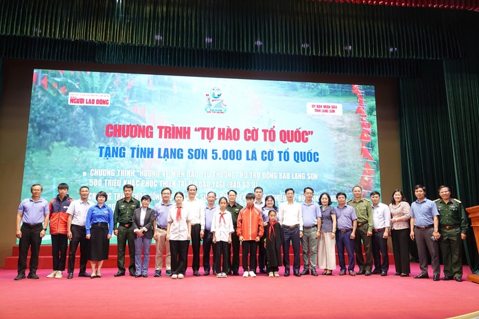 Trao tặng 5.000 lá cờ Tổ quốc tại Lạng Sơn- Ảnh 18. Trao tặng 5.000 lá cờ Tổ quốc tại Lạng Sơn- Ảnh 18.