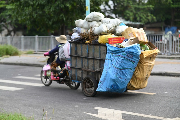 Loạt xe lôi bốc mùi hôi thối tung hoành bị CSGT xử phạt- Ảnh 2. Loạt xe lôi bốc mùi hôi thối tung hoành bị CSGT xử phạt- Ảnh 2.