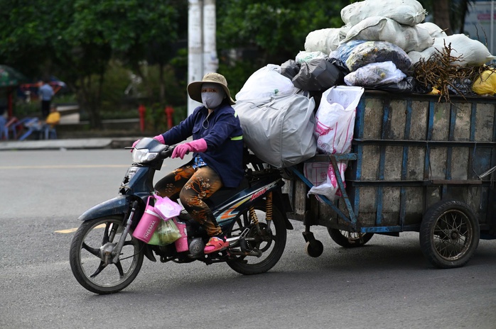 Loạt xe lôi bốc mùi hôi thối tung hoành bị CSGT xử phạt- Ảnh 3. Loạt xe lôi bốc mùi hôi thối tung hoành bị CSGT xử phạt- Ảnh 3.