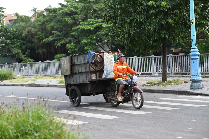 Loạt xe lôi bốc mùi hôi thối tung hoành bị CSGT xử phạt- Ảnh 4. Loạt xe lôi bốc mùi hôi thối tung hoành bị CSGT xử phạt- Ảnh 4.