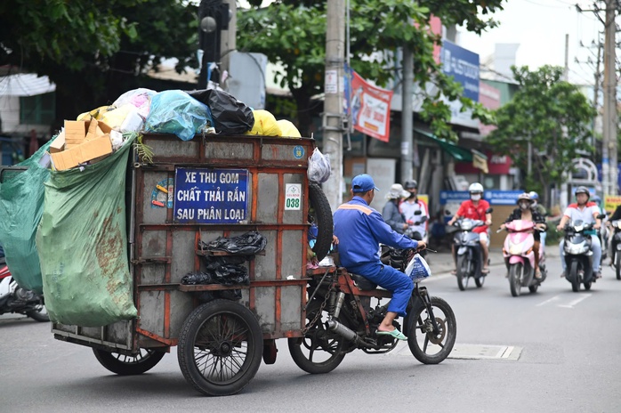 Loạt xe lôi bốc mùi hôi thối tung hoành bị CSGT xử phạt- Ảnh 6. Loạt xe lôi bốc mùi hôi thối tung hoành bị CSGT xử phạt- Ảnh 6.