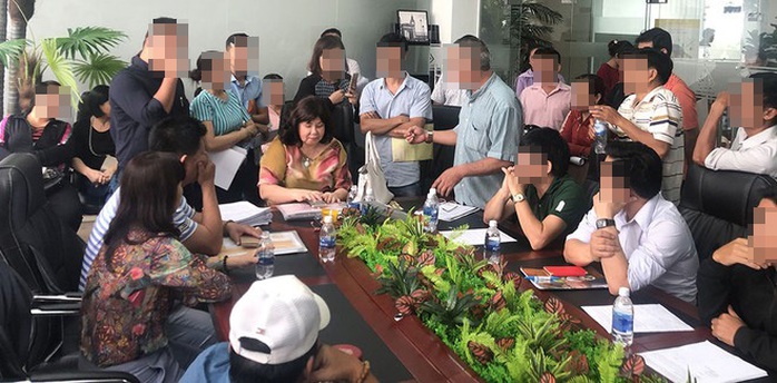 Bà Trần Thị Mỹ Hiền, nguyên giám đốc Công ty TNHH Đất Vàng Hoàng Gia, trong một lần gặp khách hàngẢnh: Công an cung cấp Bà Trần Thị Mỹ Hiền, nguyên giám đốc Công ty TNHH Đất Vàng Hoàng Gia, trong một lần gặp khách hàngẢnh: Công an cung cấp