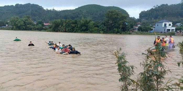 Cứu một học sinh, người đàn ông ở Quảng Bình bị lũ cuốn tử vong- Ảnh 1. Cứu một học sinh, người đàn ông ở Quảng Bình bị lũ cuốn tử vong- Ảnh 1.