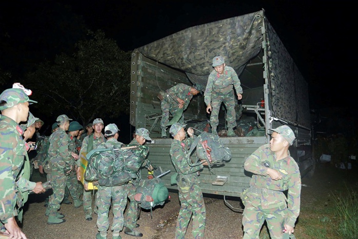 Vụ tai nạn máy bay quân sự: Hai phi công được đưa ra khỏi rừng- Ảnh 2. Vụ tai nạn máy bay quân sự: Hai phi công được đưa ra khỏi rừng- Ảnh 2.
