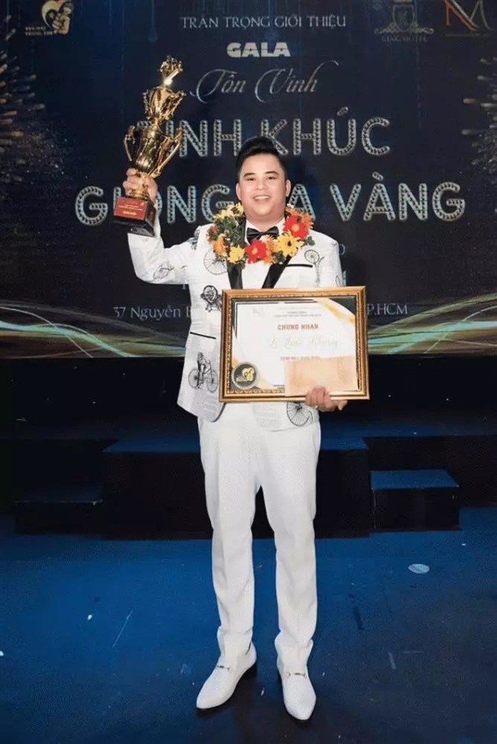 Ca sĩ Quốc Kháng vừa bị bắt cùng bà chủ nhà thuốc Mỹ Châu là ai?- Ảnh 1. Ca sĩ Quốc Kháng vừa bị bắt cùng bà chủ nhà thuốc Mỹ Châu là ai?- Ảnh 1.