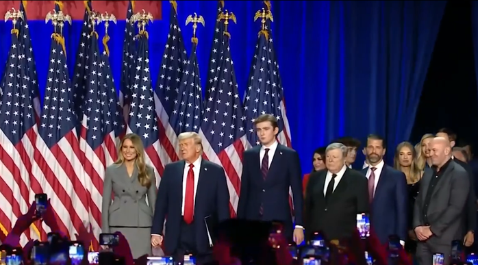Ông Donald Trump và gia đình tại buổi phát biểu chiến thắng sớm. Ảnh: PBS Ông Donald Trump và gia đình tại buổi phát biểu chiến thắng sớm. Ảnh: PBS