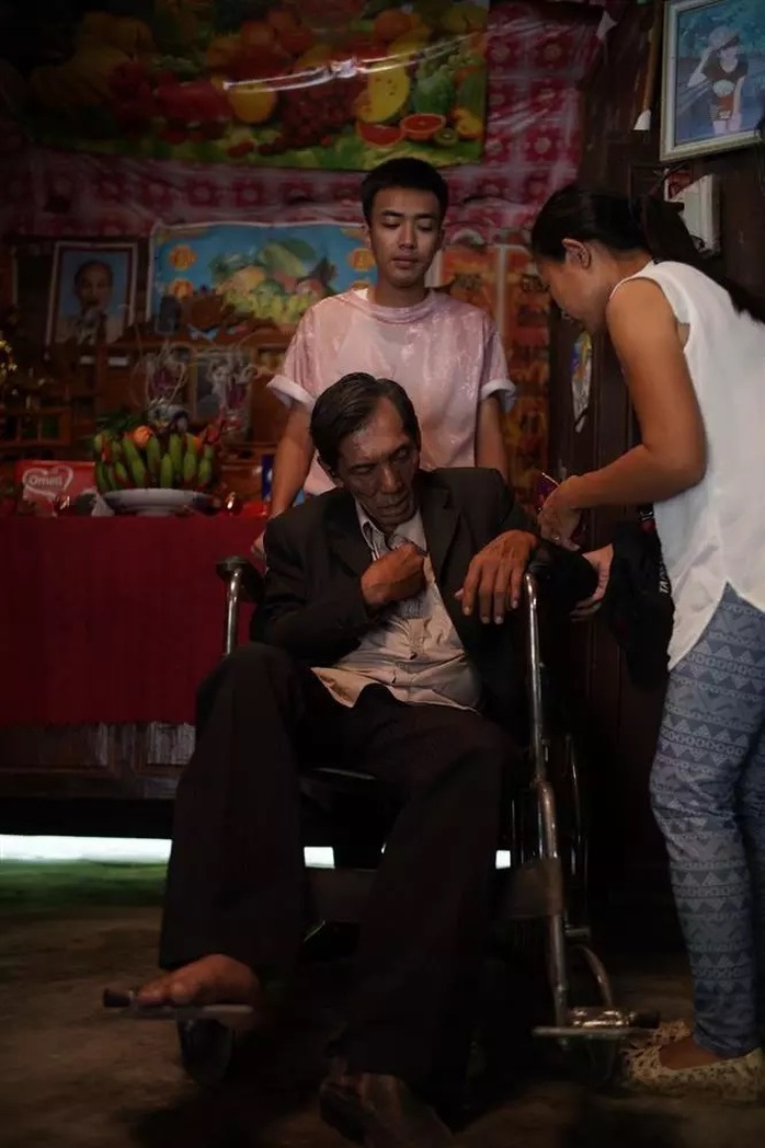 Hình ảnh Thương Tín ngồi xe lăn gây bão- Ảnh 3. Hình ảnh Thương Tín ngồi xe lăn gây bão- Ảnh 3.