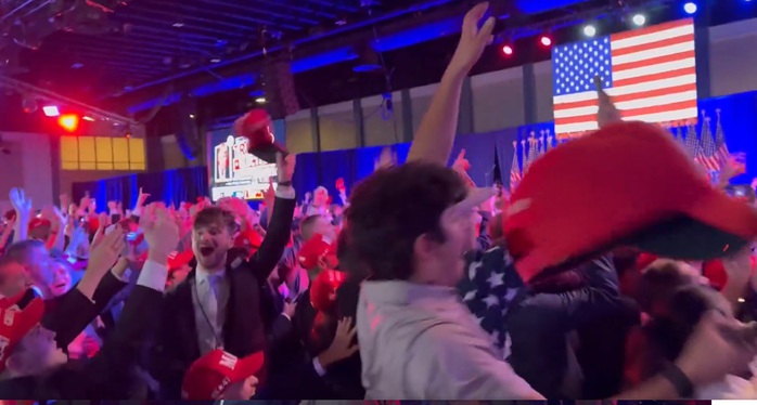 Đám đông ủng hộ ông Donald Trump tưng bừng reo hò vào khoảnh khắc đài Fox News dự đoán ông đã chiến thắng với 277 phiếu đại cử tri - Ảnh cắt từ clip trên X Đám đông ủng hộ ông Donald Trump tưng bừng reo hò vào khoảnh khắc đài Fox News dự đoán ông đã chiến thắng với 277 phiếu đại cử tri - Ảnh cắt từ clip trên X
