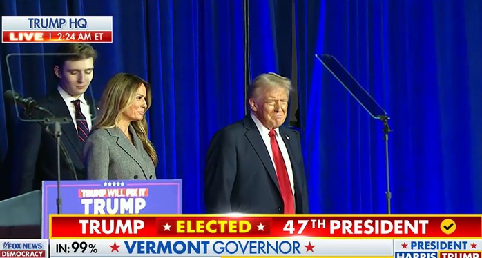 Ông Donald Trump cùng phu nhân và con trai út xuất hiện trên sân khấu ngay sau khi các cơ quan truyền thông gọi tên ông là người chiến thắng trong cuộc bầu cử tổng thống Mỹ 2024 - Ảnh chụp màn hình: FOX NEWS Ông Donald Trump cùng phu nhân và con trai út xuất hiện trên sân khấu ngay sau khi các cơ quan truyền thông gọi tên ông là người chiến thắng trong cuộc bầu cử tổng thống Mỹ 2024 - Ảnh chụp màn hình: FOX NEWS