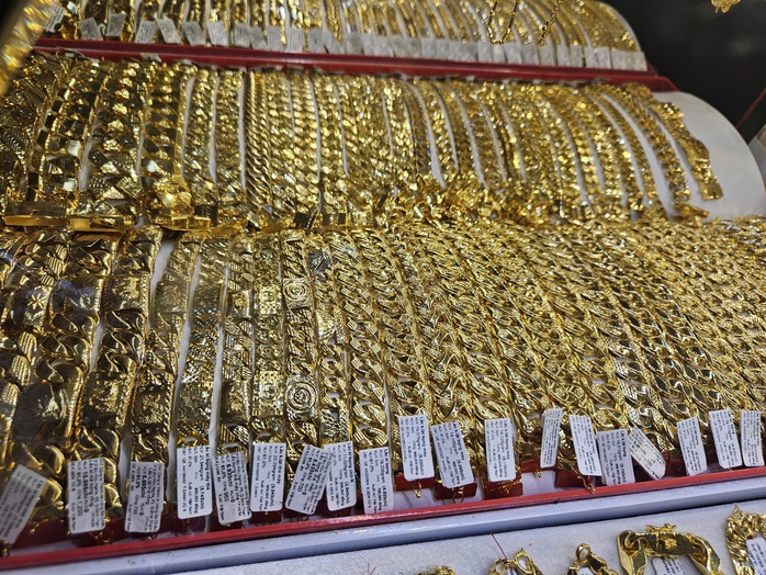 Giá vàng thế giới lẫn vàng 99,99 lao dốc sau khi ông Trump thắng cử- Ảnh 1. Giá vàng thế giới lẫn vàng 99,99 lao dốc sau khi ông Trump thắng cử- Ảnh 1.