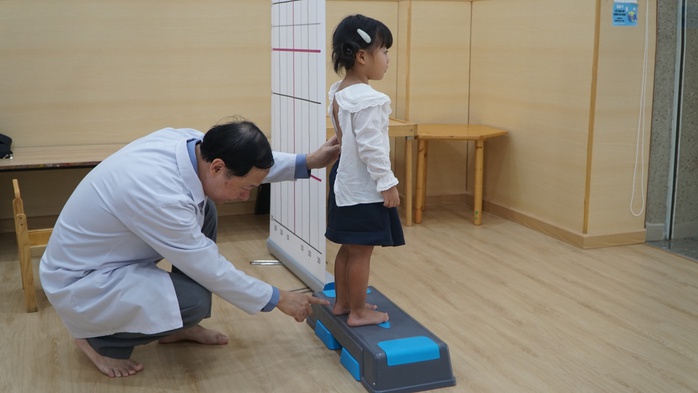 Trẻ 2-3 tuổi cong vẹo cột sống vì xem điện thoại thường xuyên- Ảnh 1. Trẻ 2-3 tuổi cong vẹo cột sống vì xem điện thoại thường xuyên- Ảnh 1.