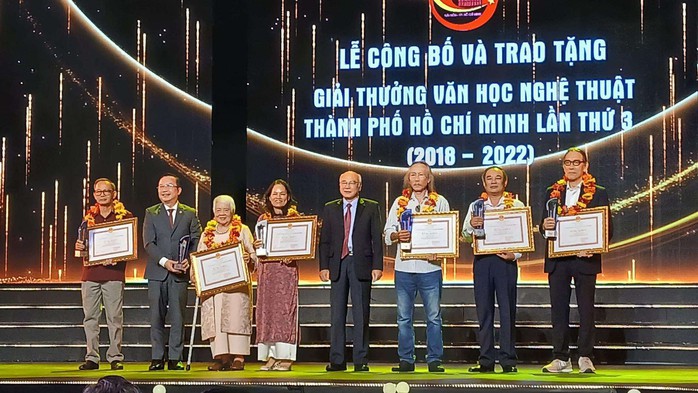 Trao tặng giải thưởng Văn học nghệ thuật TPHCM lần thứ 3, giai đoạn 2018-2022- Ảnh 1. Trao tặng giải thưởng Văn học nghệ thuật TPHCM lần thứ 3, giai đoạn 2018-2022- Ảnh 1.