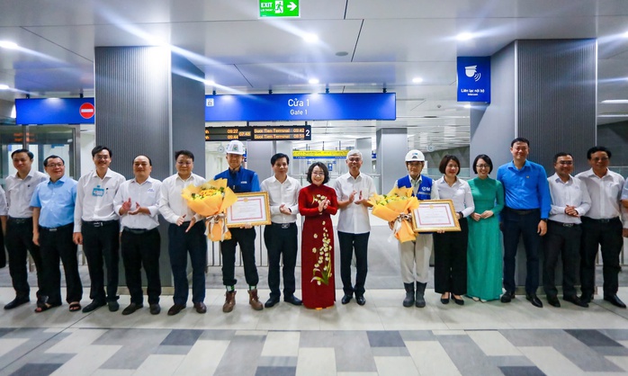TP HCM tặng bằng khen cho 2 nhà thầu tuyến Metro số 1- Ảnh 1. TP HCM tặng bằng khen cho 2 nhà thầu tuyến Metro số 1- Ảnh 1.