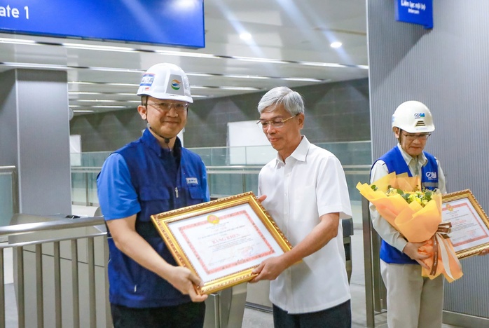 TP HCM tặng bằng khen cho 2 nhà thầu tuyến Metro số 1- Ảnh 2. TP HCM tặng bằng khen cho 2 nhà thầu tuyến Metro số 1- Ảnh 2.