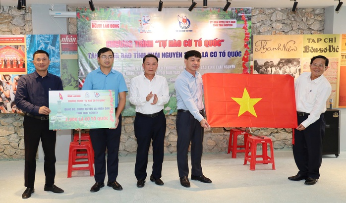 Báo Người Lao Động trao 2.000 lá cờ Tổ quốc tại Thái Nguyên- Ảnh 1. Báo Người Lao Động trao 2.000 lá cờ Tổ quốc tại Thái Nguyên- Ảnh 1.