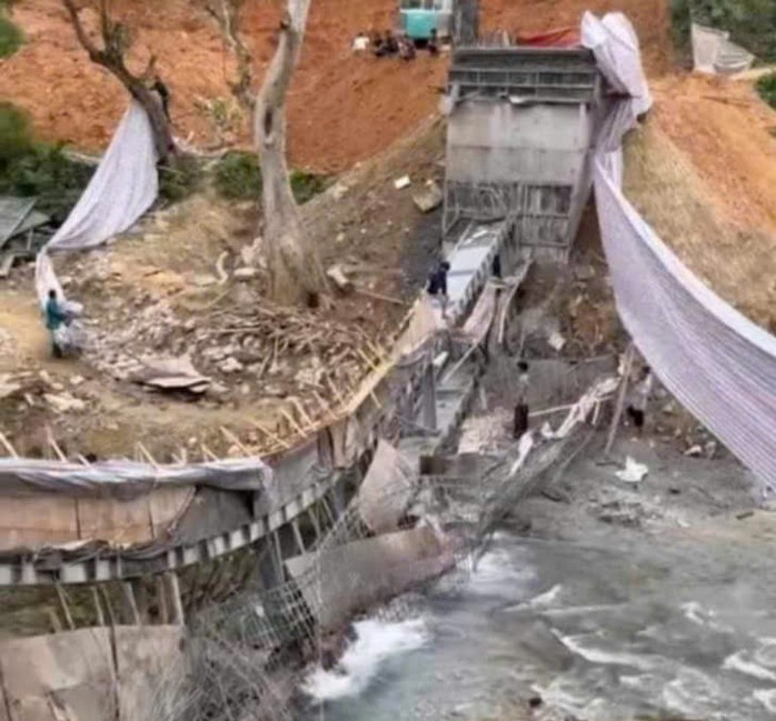 Đang thi công, cầu bất ngờ đổ sập- Ảnh 1. Đang thi công, cầu bất ngờ đổ sập- Ảnh 1.