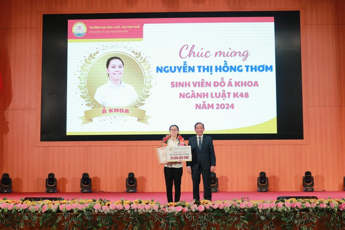 Thủ khoa Trường ĐH Luật Huế được thưởng 30 triệu đồng- Ảnh 2. Thủ khoa Trường ĐH Luật Huế được thưởng 30 triệu đồng- Ảnh 2.