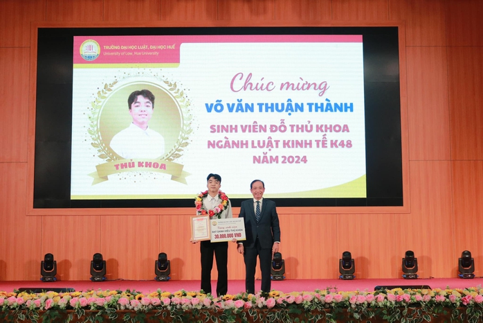 Thủ khoa Trường ĐH Luật Huế được thưởng 30 triệu đồng- Ảnh 1. Thủ khoa Trường ĐH Luật Huế được thưởng 30 triệu đồng- Ảnh 1.